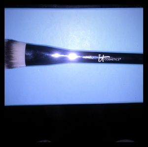 BRAND NEW IT COSMETIC FOUNDATION BRUSH